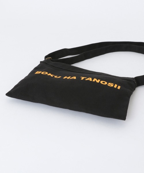 niko and...（ニコアンド）の「【BOKU HA TANOSII（ボクハタノシイ）】コラボサコッシュ（ショルダーバッグ・メンズ・ホワイト/ブラック/レッド・FREE）」の7枚目の写真