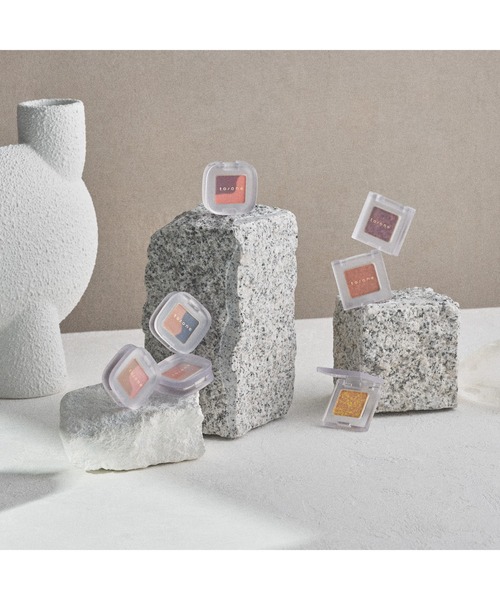 to/one（トーン）の「to/one / ペタル フロートアイシャドウ 01～08（アイシャドウ・レディース・01 MORNING CLOUD/04 FLORA ON SAND/05 FLOWER MYTH/06 DUNE WIND/08 MOROCCAN MURAL/02 SWEET MAPLE/03 PETAL HARMONY・FREE）」の12枚目の写真