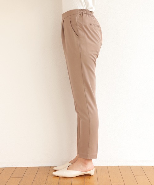 andme（アンドミー）の「ツイルハイウエストセンタープレステーパードパンツ（スラックス・レディース・ベージュ系その他3/ネイビー/ダークカーキ/ブラック/オフホワイト/グリーン系その他/モカ/ピンク/グレイッシュベージュ/ブルー系その他・M/L/S）」の15枚目の写真