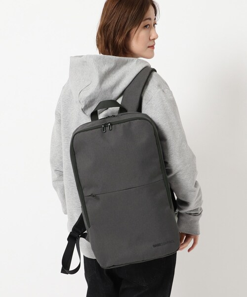 BASECONTROL（ベースコントロール）の「◆ボックス型 薄マチ スリムバックパック 撥水素材使用（バックパック/リュック・レディース・ブラック/ダークグレー・99）」の2枚目の写真