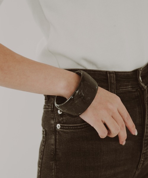 COLOR TOKYO ACCESSORIES（カラートウキョウアクセサリー）の「ぷっくりアクリルワイドバングル（バングル/リストバンド・レディース・ホワイト/ブラック/ブラウン/クリア・FREE）」の5枚目の写真