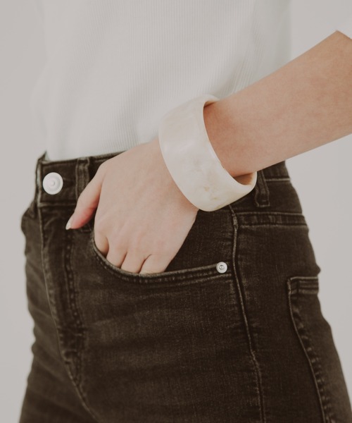 COLOR TOKYO ACCESSORIES（カラートウキョウアクセサリー）の「ぷっくりアクリルワイドバングル（バングル/リストバンド・レディース・ホワイト/ブラック/ブラウン/クリア・FREE）」の7枚目の写真