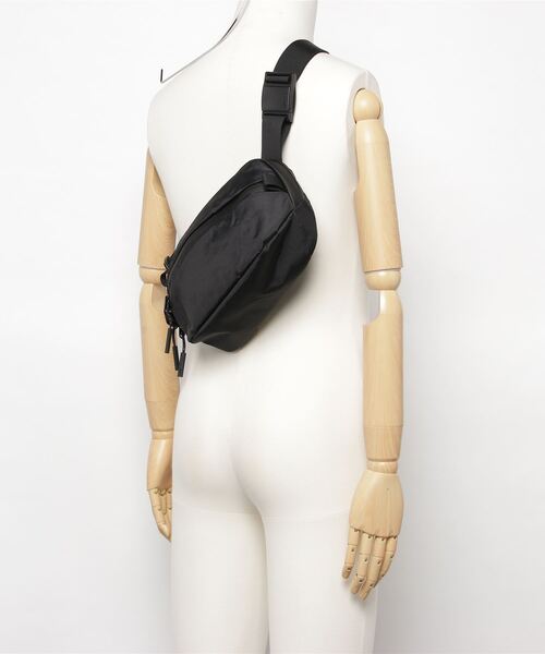 SHIPS（シップス）の「Aer:DAY SLING 3 X-PAC MV（ボディバッグ/ウエストポーチ・メンズ・ブラック・ONE SIZE）」の5枚目の写真