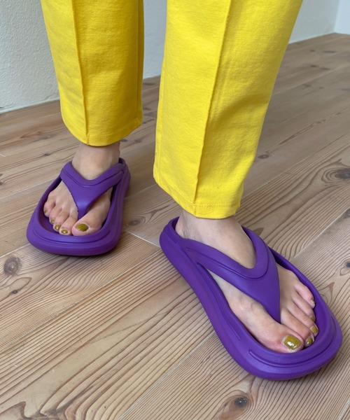 wee9s(ウィークス)の「airy chubby sandals / まるで素足!驚くほど軽いEVA素材!エアリーチャビーサンダル,ビーサン(サンダル・レディース・ブラック/パープル/オレンジ/アイボリー・S/M/L)」の3枚目の写真