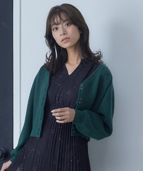 12Twelve Agenda（トゥエルブ　アジェンダ）の「Vネック多釦ドルマンクロップドニットカーディガン（カーディガン/ボレロ・レディース・グリーン/ライトグレー・M）」の2枚目の写真