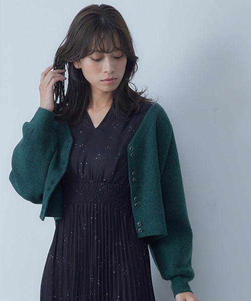 12Twelve Agenda（トゥエルブ　アジェンダ）の「Vネック多釦ドルマンクロップドニットカーディガン（カーディガン/ボレロ・レディース・グリーン/ライトグレー・M）」の15枚目の写真
