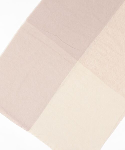 mimis（ミイーミイーズ）の「再生ポリエステル　ヘリンボーンチェック柄薄手大判ストール（ストール/ショール・レディース・ベージュ/マスタード・FREE）」の4枚目の写真