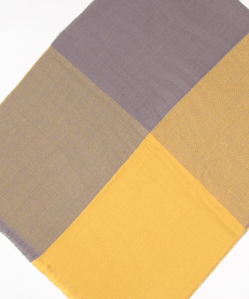 mimis（ミイーミイーズ）の「再生ポリエステル　ヘリンボーンチェック柄薄手大判ストール（ストール/ショール・レディース・ベージュ/マスタード・FREE）」の3枚目の写真