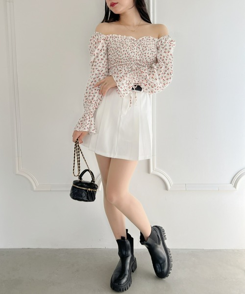 Loueme（ルエム）の「ショート丈小花柄シャーリングトップス