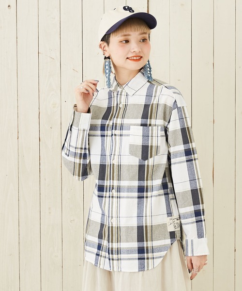 CUBE SUGAR(キューブシュガー)の「空紡糸先染めチェックレギュラーロングシャツ(シャツ/ブラウス・レディース・ホワイト/オレンジ/ネイビー/マルチ・M)」の1枚目の写真