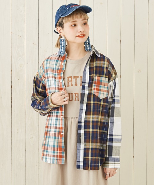 CUBE SUGAR(キューブシュガー)の「空紡糸先染めチェックレギュラーロングシャツ(シャツ/ブラウス・レディース・ホワイト/オレンジ/ネイビー/マルチ・M)」の4枚目の写真