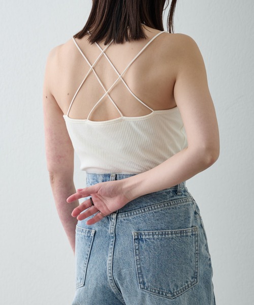 COLONY 2139(コロニートゥーワンスリーナイン)の「カップ付きリブバッククロスキャミソール(キャミソール・レディース・モカ/ブラック/アイボリー・SMALL/LARGE/MEDIUM)」の13枚目の写真