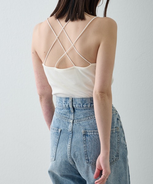 COLONY 2139(コロニートゥーワンスリーナイン)の「カップ付きリブバッククロスキャミソール(キャミソール・レディース・モカ/ブラック/アイボリー・SMALL/LARGE/MEDIUM)」の14枚目の写真