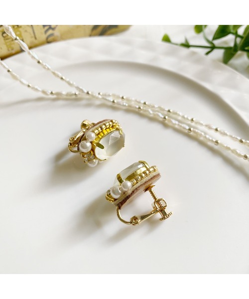 tone(トーン)の「【Hi-na】ビジューとビーズの刺繡アクセサリー イヤリング(MA)(イヤリング・レディース・オレンジ/クリアブラック/クリア/その他/ベージュ・FREE)」の18枚目の写真
