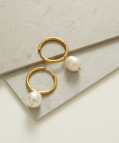 Aresense（アーセンス）の「esne/エスネ バロックパールフープピアス（ピアス（両耳用）・レディース・ゴールド・ﾌﾘ-）」の2枚目の写真