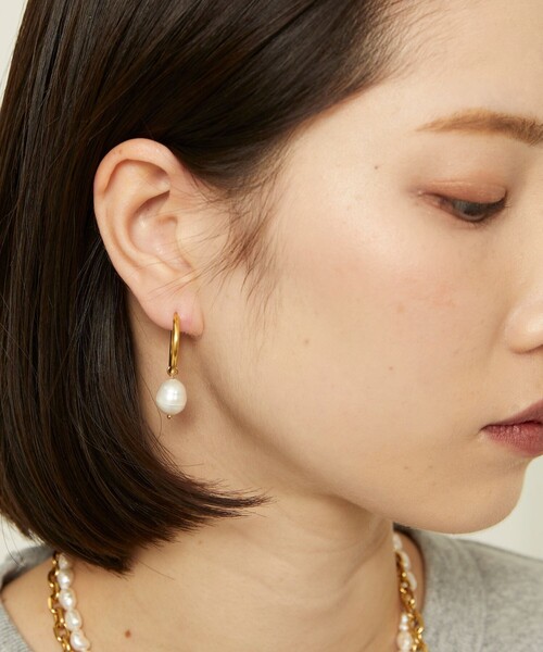 Aresense（アーセンス）の「esne/エスネ バロックパールフープピアス（ピアス（両耳用）・レディース・ゴールド・ﾌﾘ-）」の3枚目の写真