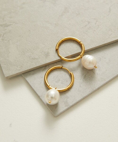 Aresense（アーセンス）の「esne/エスネ バロックパールフープピアス（ピアス（両耳用）・レディース・ゴールド・ﾌﾘ-）」の4枚目の写真