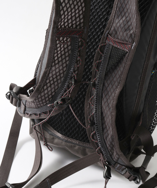 KLATTERMUSEN(クレッタルムーセン)の「【KLATTERMUSEN / クレッタルムーセン】Fjorm 18L(バックパック/リュック・メンズ・ブラック・FREE)」の11枚目の写真