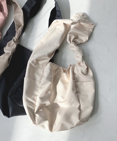 AS KNOW AS plus(アズノゥアズプラス)の「○ノットショルダーバッグ(ショルダーバッグ・レディース・アイボリー/ブラック/ピンク/ベージュ・FREE)」の2枚目の写真