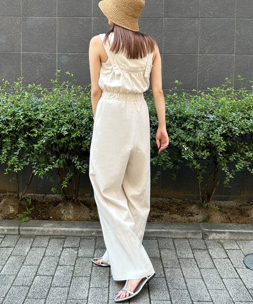 junoah(ジュノア)の「ギャザーデザインサロペット(サロペット/オーバーオール・レディース・チャコール/ナチュラル/ブラック・MEDIUM/LARGE/X-LARGE/SMALL)」の9枚目の写真