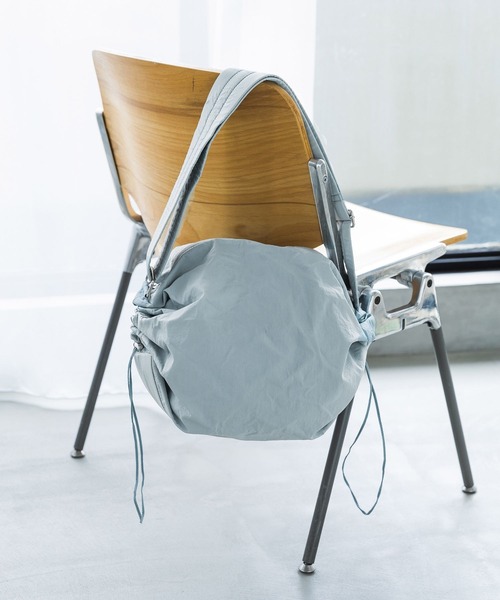 GLOBAL WORK（グローバルワーク）の「撥水軽量変形ショルダー/908118（ショルダーバッグ・レディース・アイボリー/ブラック/ライトブルー/ライトグリーン・FREE）」の4枚目の写真