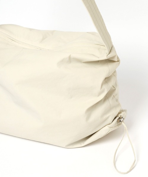 GLOBAL WORK（グローバルワーク）の「撥水軽量変形ショルダー/908118（ショルダーバッグ・レディース・アイボリー/ブラック/ライトブルー/ライトグリーン・FREE）」の15枚目の写真