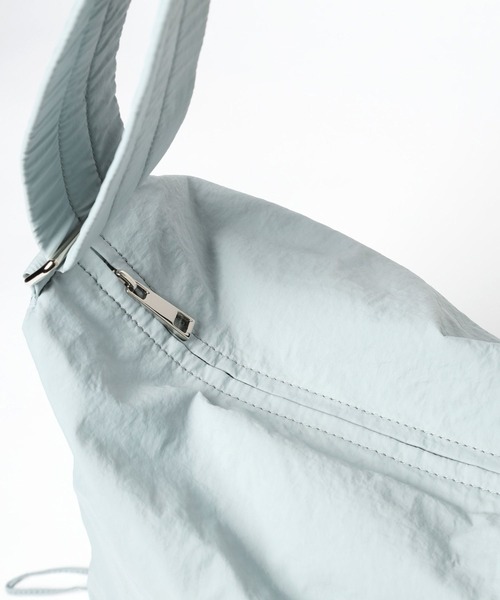 GLOBAL WORK（グローバルワーク）の「撥水軽量変形ショルダー/908118（ショルダーバッグ・レディース・アイボリー/ブラック/ライトブルー/ライトグリーン・FREE）」の22枚目の写真