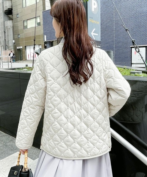 Andemiu(アンデミュウ)の「エアサーマルキルティングブルゾン199957(ダウンジャケット/コート・レディース・アイボリー/ブラック・FREE)」の12枚目の写真