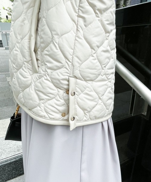 Andemiu(アンデミュウ)の「エアサーマルキルティングブルゾン199957(ダウンジャケット/コート・レディース・アイボリー/ブラック・FREE)」の13枚目の写真