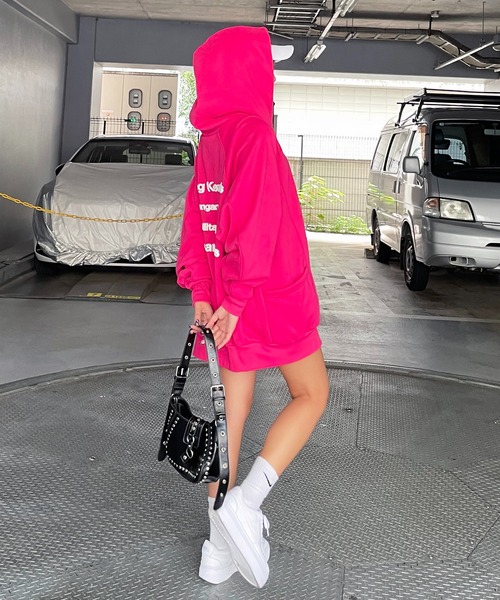 SPIRALGIRL(スパイラルガール)の「バックロゴドルマンパーカーワンピース(パーカー・レディース・ライトグレー/ピンク/ブラック・FREE)」の4枚目の写真