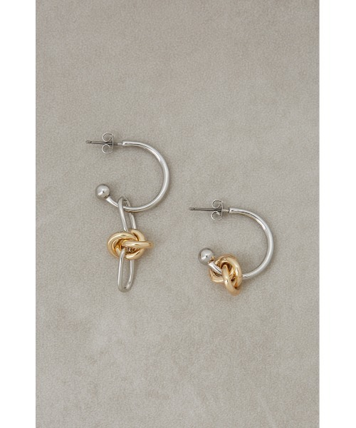AZUL by moussy(アズールバイマウジー)の「ツイストメタルボールフープピアス(ピアス(両耳用)・レディース・シルバー/ゴールド系その他・FREE)」の2枚目の写真