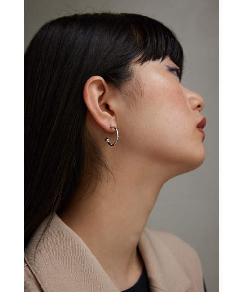 AZUL by moussy(アズールバイマウジー)の「ツイストメタルボールフープピアス(ピアス(両耳用)・レディース・シルバー/ゴールド系その他・FREE)」の8枚目の写真