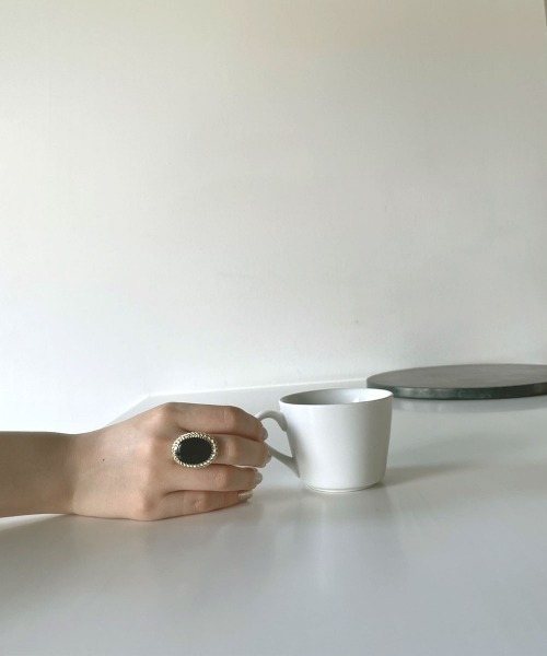 marjour（マージュール）の「MONOTONE PLATE RING（リング・レディース・アイボリー/ブラック・FREE）」の3枚目の写真