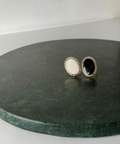 marjour（マージュール）の「MONOTONE PLATE RING（リング・レディース・アイボリー/ブラック・FREE）」の4枚目の写真