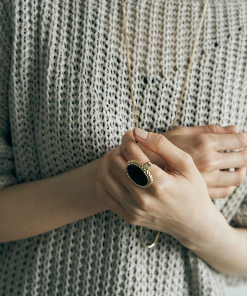 marjour（マージュール）の「MONOTONE PLATE RING（リング・レディース・アイボリー/ブラック・FREE）」の5枚目の写真