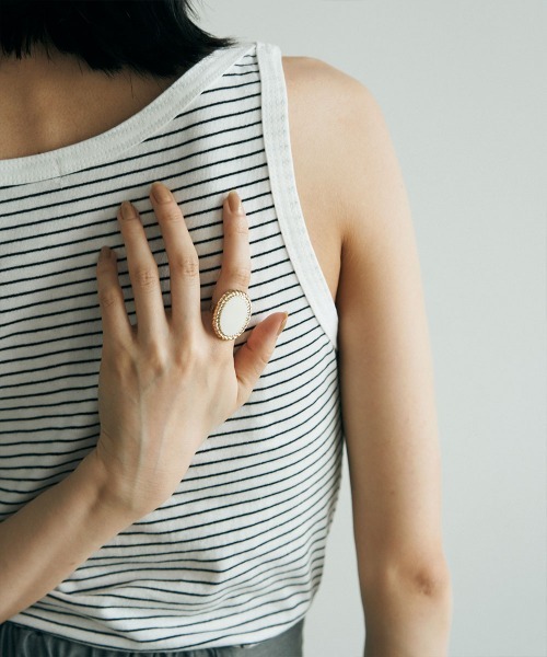 marjour（マージュール）の「MONOTONE PLATE RING（リング・レディース・アイボリー/ブラック・FREE）」の6枚目の写真