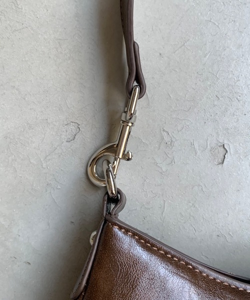 SHAGGIE（シャギー）の「ベルト付きワンハンドルバッグ（ハンドバッグ・レディース・ブラウン/ブラック/ナチュラル・FREE）」の4枚目の写真