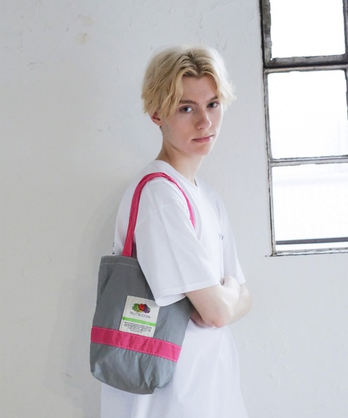 FRUIT OF THE LOOM(フルーツオブザルーム)の「NYLON TOTEBAG M / ナイロントートバッグ / カジュアル / デイリー / ジェンダーレス(トートバッグ・メンズ・ブラック/ブルー/アイボリー/レッド/グレー/グリーン/ミント/チャコールグレー/ピンク/ネイビー/杢グレー/オリーブ/カーキ/ブルーグレー/バイオレット・FREE)」の4枚目の写真