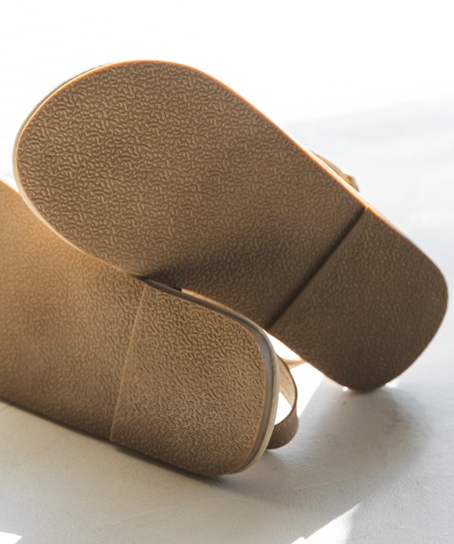 pairmanon（ペアマノン）の「クロスストラップフラットベルトサンダル（サンダル・キッズ・ベージュ・17/18/19/20/21）」の3枚目の写真