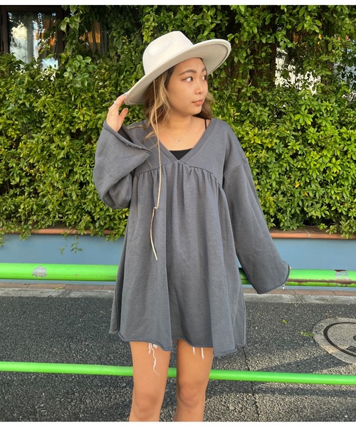 anap mimpi（アナップミンピ）の「Vネック 裏毛 フレアスリーブ スウェット ミニワンピース（ワンピース・レディース・ベージュ/ダークグレー/グレー・FREE）」の13枚目の写真