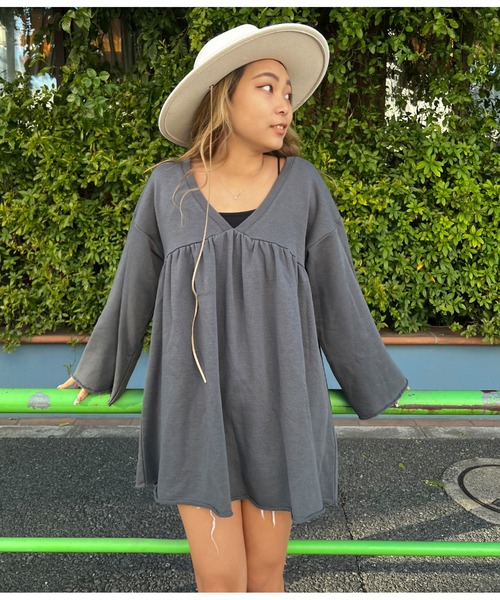 anap mimpi（アナップミンピ）の「Vネック 裏毛 フレアスリーブ スウェット ミニワンピース（ワンピース・レディース・ベージュ/ダークグレー/グレー・FREE）」の12枚目の写真