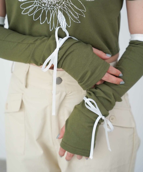 mimi toujours（ミミトゥジュール）の「アームカバー付き ミニTシャツ mimi toujours×emuemu（Tシャツ/カットソー・レディース・カーキ/オフホワイト・M）」の9枚目の写真