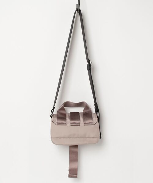 ADAM ET ROPE'(アダムエロペ)の「【GANNI(ガニー)】RECYCLED TECH MINI SATCHEL(ショルダーバッグ・レディース・ライトグレー・FREE)」の2枚目の写真