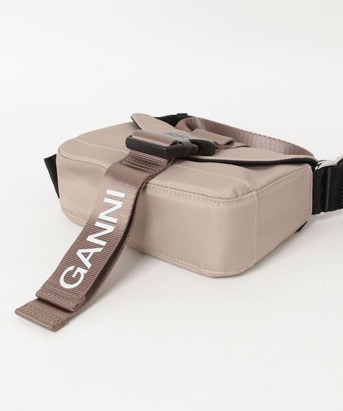 ADAM ET ROPE'(アダムエロペ)の「【GANNI(ガニー)】RECYCLED TECH MINI SATCHEL(ショルダーバッグ・レディース・ライトグレー・FREE)」の3枚目の写真