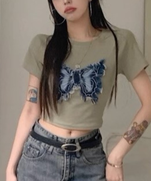 .KOM(ドットコム)の「A'GEM/9 × .kom 『.KOM/ドットケーオーエム』 蝶クロップTシャツ(Tシャツ/カットソー・レディース・ブラック/ホワイト/カーキ・L/M)」の9枚目の写真