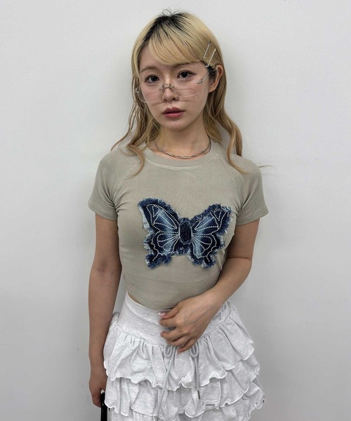 tシャツ A'GEM/9 × .kom 「.KOM/ドットケーオーエム」 サイドギャザー蝶Tシャツ レディース A'GEM/9 × .kom 『.KOM/ドットケーオーエム』 サイドギャザー蝶T