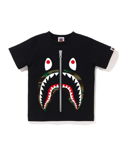 A BATHING APE(アベイシングエイプ)の「1ST CAMO SHARK TEE(Tシャツ/カットソー・キッズ・ホワイト×グリーン/ブラック×グリーン/ブラック×イエロー/ホワイト×イエロー・100/120/110/140/130)」の3枚目の写真
