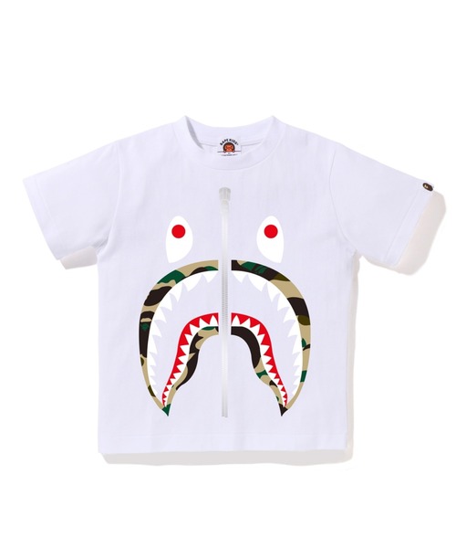 A BATHING APE(アベイシングエイプ)の「1ST CAMO SHARK TEE(Tシャツ/カットソー・キッズ・ホワイト×グリーン/ブラック×グリーン/ブラック×イエロー/ホワイト×イエロー・100/120/110/140/130)」の2枚目の写真