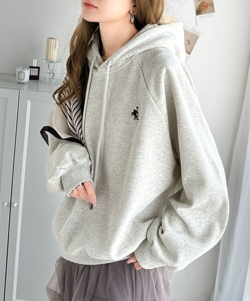 classicalelf(クラシカルエルフ)の「シンプル大人カジュアル。ワンポイント胸刺繍裏起毛パーカー(セットアップ可能)(パーカー・レディース・ブラウン/オートミール/ブラック/スモークピンク/グレイッシュベージュ/杢グレー・LARGE/MEDIUM/SMALL/X-LARGE)」の4枚目の写真