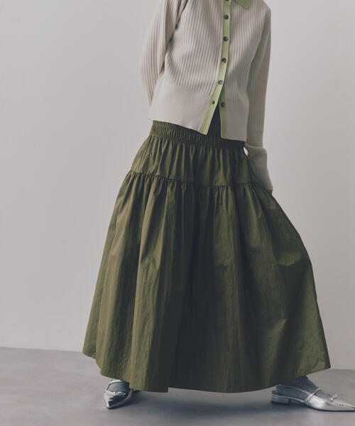 N.(N. Natural Beauty Basic)(エヌエヌナチュラルビューティーベーシック)の「◆シャイニーティアードスカート(スカート・レディース・ブラック/カーキ・MEDIUM)」の2枚目の写真